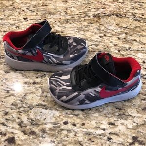 Nike toddler boys size 9 sneakers